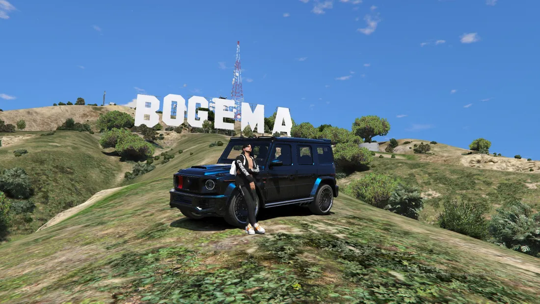Знак BOGEMA над пагорбами